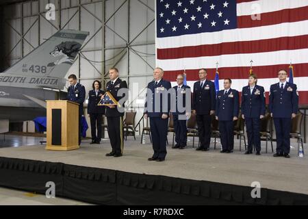 SIOUX FALLS, S.D. - Le Général de Timothy A. Reisch, adjudant général pour le Dakota du Sud, a présenté un drapeau de retraite de cérémonie à Brigue. Le général Steven C. Warren, ex-adjudant général adjoint pour l'air, au cours de sa retraite cérémonie à Joe Foss Field, S.D., le 1er avril. Warren quitte le Dakota du Sud Air National Guard avec plus de 40 années de service militaire. Banque D'Images
