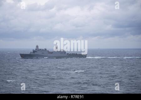 Mer du Japon (31 mars 2017) La San Antonio-classe de transport amphibie USS dock Green Bay (LPD 20) transits la mer du Japon. Green Bay fait partie du Bonhomme Richard, avec groupe expéditionnaire lancé 31e Marine Expeditionary Unit, qui est sur une patrouille de routine, opérant dans la région du Pacifique-Indo-Asia pour améliorer l'état de préparation et la posture de combat de l'avant en tant que force de réaction-prêt pour tout type d'imprévus. Banque D'Images