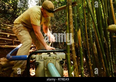 La CPS de l'armée américaine. Cody MacKenn avec la Défense POW/MIA Agence Comptable (DPAA), tente de démarrer une pompe à eau pour les opérations de l'écran dans le cadre de la mission de récupération DPAA près de Ban Chanon village, Khammouon Province, République démocratique populaire lao, 23 mars 2017. Les membres de l'équipe de DPAA déployés dans la région dans l'espoir de retrouver les vestiges d'un projet pilote d'utilisations non comptabilisées de la conflit du Vietnam. La mission de DPAA est de fournir le plus possible notre personnel manquant à leurs familles et à la nation. Banque D'Images