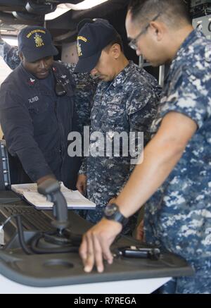 La base navale de Changi, Singapour (3 mars 2017) chiffre d'affaires de l'équipage de marins conduite entre 203 et 204 de l'équipage à bord des navires de combat littoral USS Coronado (LCS) 4. En ce moment sur un déploiement de rotation en 7e Flotte des États-Unis zone de responsabilité, Coronado est un navire de guerre rapide et agile sur mesure pour patrouiller les eaux littorales de la région et travailler à coque coque avec des marines, partenaire fournissant 7e flotte avec les capacités flexibles dont elle a besoin maintenant et dans l'avenir. Banque D'Images