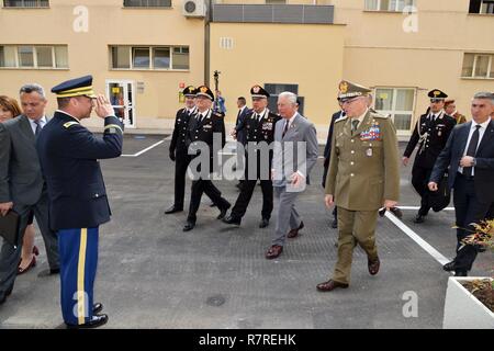 Son Altesse Royale, le Prince Charles, prince de Galles, rencontre le colonel de l'armée américaine Darius S. Gallegos, CoESPU directeur adjoint (à gauche) pendant une visite au Centre d'excellence pour les unités de police de stabilité (COESPU) Vicenza, Italie, le 1 avril 2017. Banque D'Images