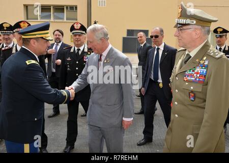 Son Altesse Royale, le Prince Charles, prince de Galles, rencontre le colonel de l'armée américaine Darius S. Gallegos, CoESPU directeur adjoint (à gauche) pendant une visite au Centre d'excellence pour les unités de police de stabilité (COESPU) Vicenza, Italie, le 1 avril 2017. Banque D'Images