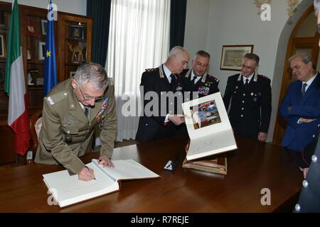 Le Général Claudio Graziano, chef d'état-major de l'armée italienne, signe le livre d'invité d'honneur, pendant une visite au Centre d'excellence pour les unités de police de stabilité (COESPU) Vicenza, Italie, le 1 avril 2017. Banque D'Images