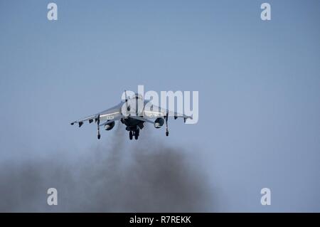 Mer de Chine orientale (3 avril 2017) L'AV-8B Harrier, affecté à l'Escadron d'attaque des Tomcats (VMA) 311, décolle de l'envol du navire d'assaut amphibie USS Bonhomme Richard (DG 6). Bonhomme Richard, navire amiral du Bonhomme Richard, avec groupe expéditionnaire lancé 31e Marine Expeditionary Unit, est sur une patrouille de routine, opérant dans la région du Pacifique-Indo-Asia pour améliorer l'état de préparation et la posture de combat de l'avant en tant que force de réaction-prêt pour tout type d'imprévus. Banque D'Images