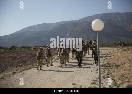 Les Marines américains affectés à des fins Maritime Aérien Au sol et Response-Africa Force-Crisis Tâche espagnol 2e Groupe d'opérations spéciales "Grenade" passer à la simulation d'une zone d'atterrissage au cours d'un exercice bilatéral à Alicante, Espagne, le 29 mars 2017. L'exercice a été l'occasion pour les membres des Forces spéciales des Marines et de l'espagnol à l'amélioration de l'interopérabilité, maintenir et renforcer les relations de l'état de préparation conjointe. Banque D'Images