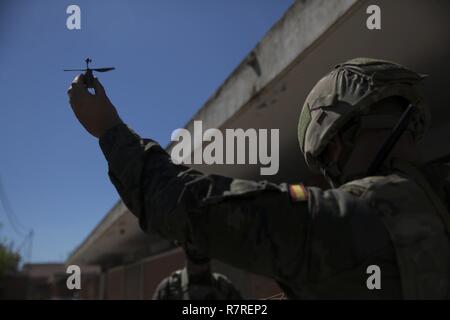 Un Espagnol 2e Groupe d'opérations spéciales "Grenade" états se prépare à lancer un drone de surveillance au cours d'une opération militaire bilatérale sur l'exercice de terrain urbanisé avec des Groupe Force-Crisis Terre Marine Air Response-Africa Marines en Alicante, Espagne, le 30 mars 2017. L'exercice a été l'occasion pour les membres des Forces spéciales des Marines et de l'espagnol à l'amélioration de l'interopérabilité, maintenir et renforcer les relations de l'état de préparation conjointe. Banque D'Images