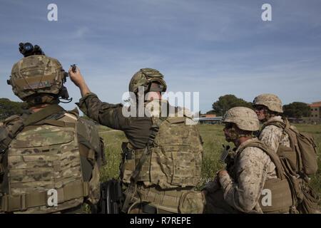 Deux Marines américains affectés à des fins Maritime Aérien Au sol Groupe Force-Crisis Response-Africa regardez comme un Espagnol 2e Groupe d'opérations spéciales "Grenade" états se prépare à lancer un drone de surveillance au cours d'une opération militaire bilatérale sur l'exercice de terrain urbanisé à Alicante, Espagne, le 30 mars 2017. L'exercice a été l'occasion pour les membres des Forces spéciales des Marines et de l'espagnol à l'amélioration de l'interopérabilité, maintenir et renforcer les relations de l'état de préparation conjointe. Banque D'Images