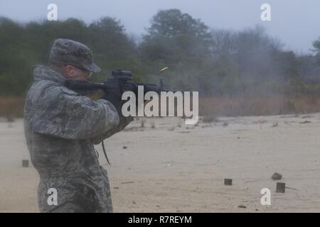 Le colonel Frederick Thaden, Joint Base McGuire-Dix-Lakehurst, commandant une M-4 sur la base commune, le 31 mars 2017. Le Joint Base licenciés M-9, M-4, M107's et M-240's à la gamme. Banque D'Images