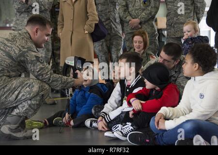 Le s.. Dallas Gullion, pompier, 436e Escadron de génie civile, montre aux enfants un périphérique à utiliser les pompiers voir le feu à travers les murs lors de la lutte contre les incendies, Dover Air Force Base, Del., 1 avril 2017. Les membres de la famille est allé(e) à un mois de l'événement enfant militaire impliquant des tours d'un C-5M Super Galaxy, C-17 Globemaster III, fire station et une démonstration par les chiens de travail. Banque D'Images