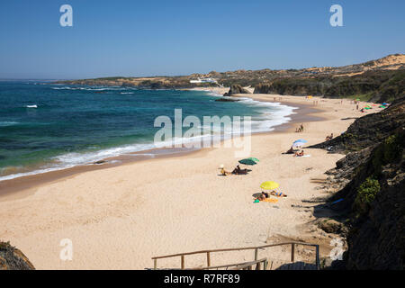 Vue sur la plage de Praia de Almograve aux bris de vagues de la mer de l'Atlantique, près de Almograve, Vila Nova de Milfontes, Alentejo, Portugal, Europe Banque D'Images