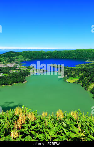 Lagoa das Sete Cidades, lagune des sept villes, Lagoa Verde dans l'avant-plan, Lagoa Azul en arrière-plan, le village de Sete Cidades sur la gauche, Banque D'Images