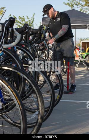 Eric Turnbaugh, U.S. Army Adaptive Sports Coach pour le vélo, vérifie les pressions en faveur de l'épreuve cycliste pour le guerrier et l'Armée de transition des soins cliniques à Fort Bliss, Texas, 02 avril 2017. Environ 80 blessés, malades et blessés des soldats d'active et les anciens combattants sont en compétition dans huit différents sports 2-6 avril pour l'occasion de représenter l'Armée de l'équipe au ministère de la Défense 2017 Jeux de guerrier. Banque D'Images