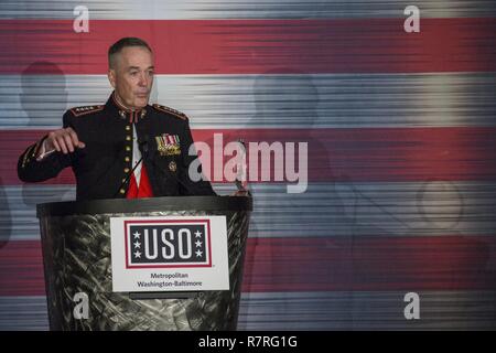 Le général du Corps des Marines américain Joseph F. Dunford, chef d'état-major interarmées, parle aux invités présents l'USO 35e dîner annuel de remise des prix au Crystal Gateway Marriott Hotel, Arlington, Va., le 21 mars 2017. Dunford a présenté un hommage spécial à l'USO Prix Commande Le Sgt. Le major John Wayne Troxell, premier enrôlé conseiller du président de l'état-major interarmées, au nom de tous les cadres supérieurs du Corps des Marines et du Corps des conseillers engagés les familles. Banque D'Images