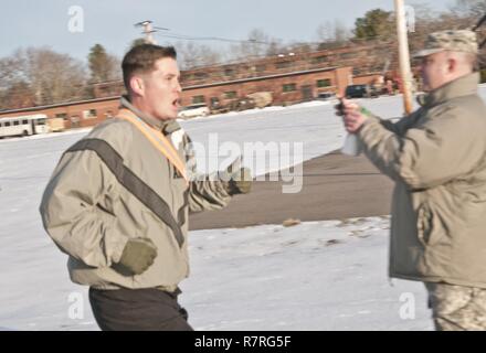 Le Sergent Curtis Presley, membre de l'armée, à partir de la 380e bande de Durham (Caroline du Nord), exécute les deux-mille partie de la 80e et 99e commandement de l'instruction du Commandement du soutien régional 2017 Concours meilleur guerrier, le 3 avril 2017 à Fort Devens, Massachusetts. Banque D'Images