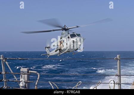 5e flotte américaine ZONE D'OPÉRATIONS (24 mars 2017) un Corps des Marines américains hélicoptère UH-1 se prépare à atterrir sur le pont de vol de missiles de l'USS Truxtun (DDG 103). Truxtun est déployée dans la zone 5e flotte américaine des opérations à l'appui d'opérations de sécurité maritime visant à rassurer les alliés et les partenaires et de préserver la liberté de navigation et la libre circulation du commerce dans la région. Banque D'Images