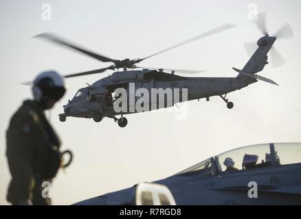 Océan Pacifique (31 mars 2017) Un MH-60S Sea Hawk affecté à l 'Eightballers" de la mer de l'Escadron d'hélicoptères de combat (HSC) 8 décolle de l'envol du porte-avions USS Nimitz (CVN 68). Le navire est la réalisation d'une unité de formation composite de l'exercice avec le groupe c'est en préparation pour un prochain déploiement. Banque D'Images