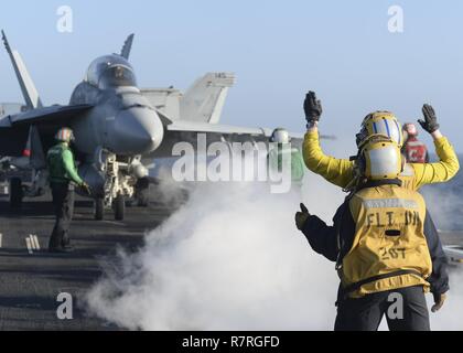 Océan Pacifique (31 mars 2017) conduite des opérations de vol de marins à bord du porte-avions USS Nimitz (CVN 68). Nimitz est actuellement en cours d'exercice de l'unité de formation Composite (COMPTUEX) avec le groupe aéronaval du Nimitz en préparation pour un prochain déploiement. COMPTUEX teste un groupe aéronaval a pour mission de préparation et de capacité à fonctionner comme une unité intégrée grâce à une simulation des scénarios du monde réel. Banque D'Images