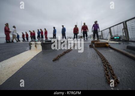 Océan Atlantique - (31 mars 2017) - Les marins à bord de l'USS Carney (DDG 64) réaliser un objet étranger et de débris à pied vers le bas pendant le vol quarts pendant que le navire participe à l'exercice Joint Warrior 17-1 Le 31 mars 2017. Carney, une classe Arleigh Burke destroyer lance-missiles, l'avant-déployé à Rota, Espagne, effectue actuellement sa troisième patrouille dans la sixième flotte américaine zone d'opérations à l'appui de la sécurité nationale des États-Unis en Europe. Banque D'Images