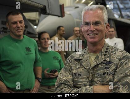 Le Golfe Arabique (29 mars 2017) Vice-président du Conseil des chefs d'état-major général Paul Selva parle avec les marins à bord du porte-avions USS George H. W. Bush (CVN 77) (GHWB) lors d'un United Service Organizations (USO) Visite du navire. Le George H. W. Groupe aéronaval du bush est déployée dans la zone 5e flotte américaine des opérations à l'appui d'opérations de sécurité maritime visant à rassurer les alliés et les partenaires, et de préserver la liberté de navigation et la libre circulation du commerce dans la région. Banque D'Images