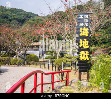 Beppu, Oita, Japon, le 8 novembre 2018 : UMI JIGOKU (enfer) Étang de la mer à l'automne, qui est l'un des célèbres sources chaudes naturelles, représentant le point de vue Banque D'Images