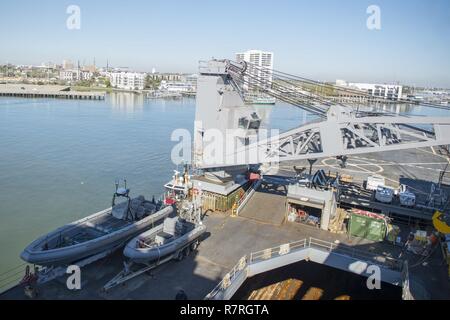 CHARLESTON, S.C. (Mar. 20, 2017) quai navire de débarquement amphibie USS Whidbey Island (LSD 41) quitte Charleston, Caroline du Sud. Banque D'Images