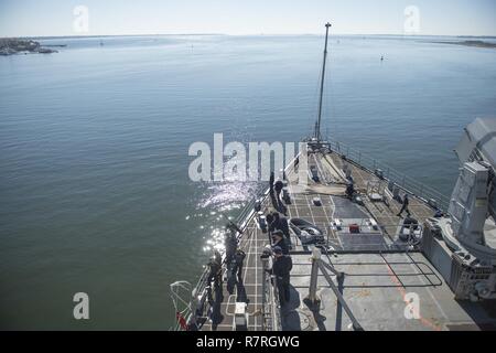 CHARLESTON, S.C. (Mar. 20, 2017) quai navire de débarquement amphibie USS Whidbey Island (LSD 41) quitte Charleston, Caroline du Sud. Banque D'Images