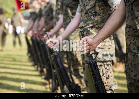 Les Marines américains avec le Siège, un bataillon de la Division Marine 3d'effectuer un exercice de la concurrence au Bol Courtney sur Camp Courtney, Okinawa, Japon, le 31 mars 2017. L'entreprise, siège de l'entreprise de camions, et des communications société engagée dans une compétition contre l'autre pour un trophée de forage et de contribuer à l'élaboration d'une prochaine inspection général commandant. Banque D'Images