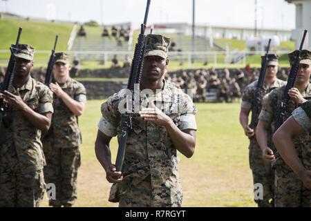 Les Marines américains avec le Siège, un bataillon de la Division Marine 3d'effectuer un exercice de la concurrence au Bol Courtney sur Camp Courtney, Okinawa, Japon, le 31 mars 2017. L'entreprise, siège de l'entreprise de camions, et des communications société engagée dans une compétition contre l'autre pour un trophée de forage et de contribuer à l'élaboration d'une prochaine inspection général commandant. Banque D'Images