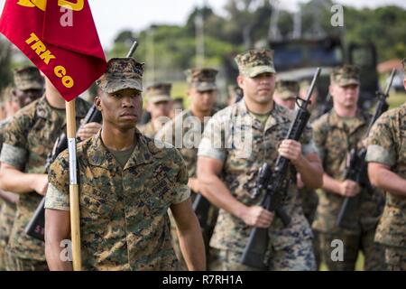 Les Marines américains avec le Siège, un bataillon de la Division Marine 3d'effectuer un exercice de la concurrence au Bol Courtney sur Camp Courtney, Okinawa, Japon, le 31 mars 2017. L'entreprise, siège de l'entreprise de camions, et des communications société engagée dans une compétition contre l'autre pour un trophée de forage et de contribuer à l'élaboration d'une prochaine inspection général commandant. Banque D'Images