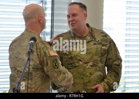 Le colonel de l'armée américaine Tom Matsel (à gauche), affecté à la 7e Armée, le commandement de l'instruction de l'armée américaine grâce le Colonel Scott Hammond, théâtre du 21e Commandement Soutien aumônier du commandement, d'être un orateur invité lors de la 7ème commande d'entraînement de l'Armée de prière du déjeuner, à Grafenwoehr, Allemagne, le 30 mars 2017. 7e commandement de l'instruction de l'Armée de prière du repas est une occasion pour les soldats et leurs familles de recevoir une assistance religieuse. Banque D'Images