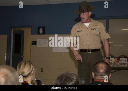 Le sergent Justin Raphael, premier instructeur de forage, 3e Bataillon, Régiment d'entraînement des recrues, parle aux éducateurs au cours de la station Recrutement Baton Rouge et Jacksonville Atelier éducateurs à bord Marine Corps Recruter Depot Parris Island, Caroline du Sud, le 29 mars 2017. Les Éducateurs viennent de la Louisiane, la Géorgie, le Mississippi, la Floride, la Caroline du Sud et de faire l'expérience de cet atelier. L'atelier permet aux éducateurs d'avoir un regard de l'intérieur sur les avantages et les possibilités de carrière dans le Corps des Marines de mieux informer leurs élèves. Banque D'Images