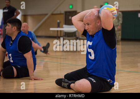 Le sergent de l'armée américaine. Andrew Bell, Bethesda, MD, les trains pour l'événement de basket-ball assis pour le guerrier et l'Armée de transition des soins cliniques à Fort Bliss, au Texas, le 3 avril 2017, 2017. Environ 80 blessés, malades et blessés des soldats d'active et les anciens combattants sont en compétition dans huit différents sports 2-6 avril pour l'occasion de représenter l'Armée de l'équipe au ministère de la Défense 2017 Jeux de guerrier. Banque D'Images