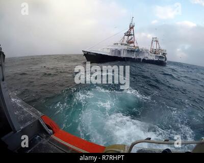 Un garde-côte de Bertholf (WMSL-750), l'équipage se prépare à bord d'un navire de pêche pendant leurs 63 jours de protéger les ressources marines vivantes parmi les flottes de pêche dans la mer de Béring. Comme la première démonstration d'une sécurité nationale en équipage couteau, l'équipage de 126 personnes, les garde-côte Bertholf, homeported à Alameda, Californie, a effectué 26 inspections en mission à bord du garde-côte de Waesche (WMSL-751), aussi homeported à Alameda. Banque D'Images