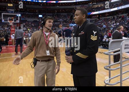 WASHINGTON, D.C. (4 avril 2017) 1ère classe musicien chanteur Cory Parker, pour la U.S. Navy Band, reçoit des instructions de dernière minute d'un Washington Wizards deux avant d'exécuter l'hymne national à un match NBA Washington Wizards tenue au Verizon Center à Washington, D.C. Banque D'Images