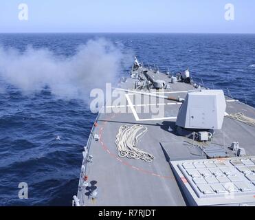 Océan Pacifique (31 mars 2017) La classe Arleigh Burke destroyer lance-missiles USS Kidd (DDG 100) incendies sa marque 455 canons au cours d'un exercice de tir réel en cours alors que la réalisation d'une unité de formation composite de l'exercice avec le groupe aéronaval du Nimitz en préparation pour un prochain déploiement. Banque D'Images