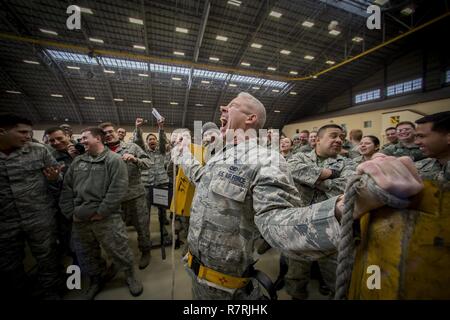 Le lieutenant-colonel Bernabe F. Whitfield, commandant adjoint du groupe de maintenance 374, hurle après un tout en participant à l'événement dans la cale 374Wrenchbender Groupe Entretien Rodeo 31 mars 2017, à Yokota Air Base, le Japon. Plus de 400 aviateurs se sont réunis sur la piste pour le Wrenchbender Rodeo offert par le 374e groupe de maintenance. Banque D'Images