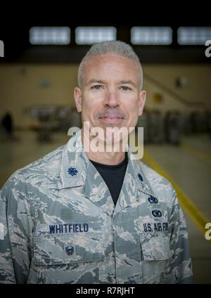 Le lieutenant-colonel Bernabe F. Whitfield, commandant adjoint du groupe de maintenance 374, pose pour la photo après le 374e groupe de maintenance Wrenchbender Rodeo 31 mars 2017, à Yokota Air Base, le Japon. Des équipes des différents escadrons de maintenance se faisaient concurrence dans 9 événements, dont : 4-man push-ups, véhicule push, les yeux bandés, l'accumulation de la boîte à outils du relais d'entretien, barre de remorquage, d'identification de l'outil de leadership, caler tenez, Self-Aid et Buddy relais Soins et fini avec un C-130 tirer. Banque D'Images