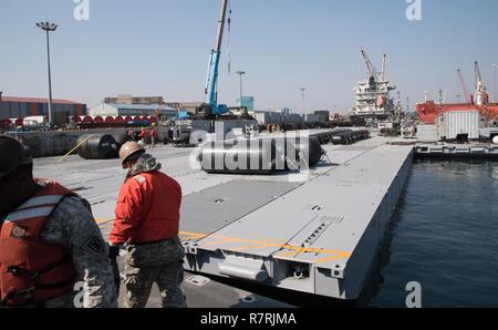 POHANG, République de Corée (4 avril 2017) - Les soldats de l'armée américaine jointe à la 331e compagnie de transport modulaire configuration des sections de chaussée quai Trident pendant le fonctionnement de l'exercice Pacific Reach (2017 OPRex17). OPRex17 est un événement de formation bilatérale conçu pour garantir l'état de préparation et de soutenir la République de Corée et les États-Unis En exerçant l'Alliance d'un domaine Distribution Center (ADC), un point d'alimentation en air Terminal (ATSP), combiné au cours de logistique commune-la-Rive (CJLOTS), et l'utilisation du rail, voies navigables intérieures, côtières et les opérations de levage pour valider le concept opérationnel atteindre. Banque D'Images