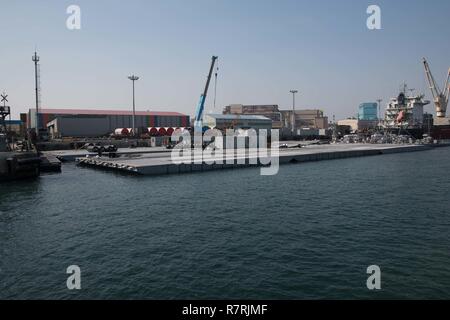 POHANG, République de Corée (4 avril 2017) - Les soldats de l'armée américaine jointe à la 331e compagnie de transport modulaire configuration des sections de chaussée quai Trident pendant le fonctionnement de l'exercice Pacific Reach (2017 OPRex17). OPRex17 est un événement de formation bilatérale conçu pour garantir l'état de préparation et de soutenir la République de Corée et les États-Unis En exerçant l'Alliance d'un domaine Distribution Center (ADC), un point d'alimentation en air Terminal (ATSP), combiné au cours de logistique commune-la-Rive (CJLOTS), et l'utilisation du rail, voies navigables intérieures, côtières et les opérations de levage pour valider le concept opérationnel atteindre. Banque D'Images