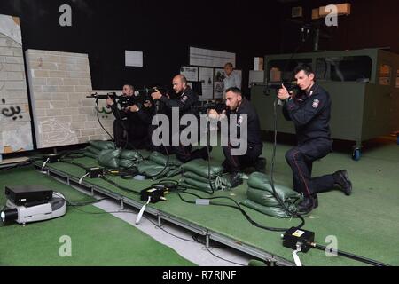 Les Carabinieri italiens du 13e Régiment Carabinieri " Friuli Venezia Giulia" de Gorizia, effectuer la formation en utilisant des compétences en motivation formateur (EST) à Caserma Ederle Vicenza, Italie, le 3 avril 2017. L'utilisation de l'armée américaine Carabinieri RTSD équipement du sud de renforcer les relations bilatérales et d'accroître les niveaux de coopération et la capacité du personnel participant à des opérations conjointes. Banque D'Images