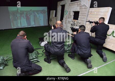 Les Carabinieri italiens du 13e Régiment Carabinieri " Friuli Venezia Giulia" de Gorizia, effectuer la formation en utilisant des compétences en motivation formateur (EST) à Caserma Ederle Vicenza, Italie, le 3 avril 2017. L'utilisation de l'armée américaine Carabinieri RTSD équipement du sud de renforcer les relations bilatérales et d'accroître les niveaux de coopération et la capacité du personnel participant à des opérations conjointes. Banque D'Images