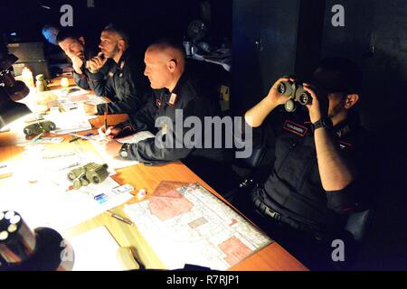 Les Carabinieri italiens de la 7e Régiment Carabinieri " Laives Bolzano", effectuer la formation à l'aide d'appel pour système formateur incendie (CFFT) à Caserma Ederle Vicenza, Italie, le 4 avril 2017. L'utilisation de l'armée américaine Carabinieri RTSD équipement du sud de renforcer les relations bilatérales et d'accroître les niveaux de coopération et la capacité du personnel participant à des opérations conjointes. Banque D'Images
