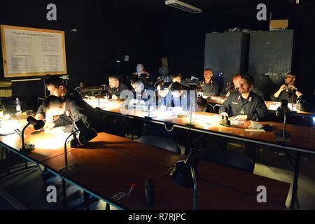 Les Carabinieri italiens de la 7e Régiment Carabinieri " Laives Bolzano", effectuer la formation à l'aide d'appel pour système formateur incendie (CFFT) à Caserma Ederle Vicenza, Italie, le 4 avril 2017. L'utilisation de l'armée américaine Carabinieri RTSD équipement du sud de renforcer les relations bilatérales et d'accroître les niveaux de coopération et la capacité du personnel participant à des opérations conjointes. Banque D'Images