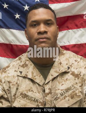 La Marine américaine lance le Cpl. Mylan Cousan, une Nouvelle-Orléans, Louisiane natif c'est une machine gunner avec 3e bataillon du 6e Régiment de Marines en mission avec la 24e Marine Expeditionary Unit. La 24e MEU est déployé avec le groupe amphibie Bataan à l'appui d'opérations de sécurité maritime et les efforts de coopération en matière de sécurité dans le théâtre de la 5e flotte zone d'exploitation. Banque D'Images