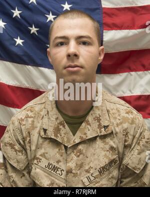 La Marine américaine lance le Cpl. Matthew Jones, une Chantilly, Virginia est un natif de missiles antichars gunner avec 3e Bataillon 6e Régiment de Marines en mission avec la 24e Marine Expeditionary Unit. La 24e MEU est déployé avec le groupe amphibie Bataan à l'appui d'opérations de sécurité maritime et les efforts de coopération en matière de sécurité dans le théâtre de la 5e flotte zone d'exploitation. Banque D'Images