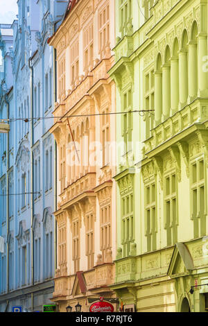 Couleur de la rue de Prague, vue sur les bâtiments typiques aux couleurs pastel dans le quartier Stare Mesto (vieille ville) de Prague, République tchèque. Banque D'Images