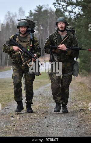 Deux soldats de la République tchèque à un ruck mile 12 mars au cours de l'Armée américaine sur le terrain par les experts de l'Europe 2017 Badge médical (EFMB) concours, organisé par le 212e, 30e de l'Hôpital de soutien au combat de la brigade médicale, à la 7ème commande d'entraînement de l'Armée Formation Grafenwoehr, Allemagne, le 30 mars 2017. 215 candidats de 11 pays, s'efforcer de l'insigne au cours des cinq jours de défi. L'EFMB renforce la concurrence des compétences individuelles des soldats et renforce les liens avec les alliés et partenaires. Banque D'Images