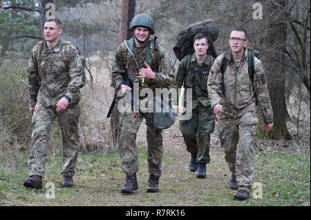 Les soldats des différentes nations mener un ruck mile 12 mars au cours de l'Armée américaine sur le terrain par les experts de l'Europe 2017 Badge médical (EFMB) concours, organisé par le 212e, 30e de l'Hôpital de soutien au combat de la brigade médicale, à la 7ème commande d'entraînement de l'Armée Formation Grafenwoehr, Allemagne, le 30 mars 2017. 215 candidats de 11 pays, s'efforcer de l'insigne au cours des cinq jours de défi. L'EFMB renforce la concurrence des compétences individuelles des soldats et renforce les liens avec les alliés et partenaires. Banque D'Images