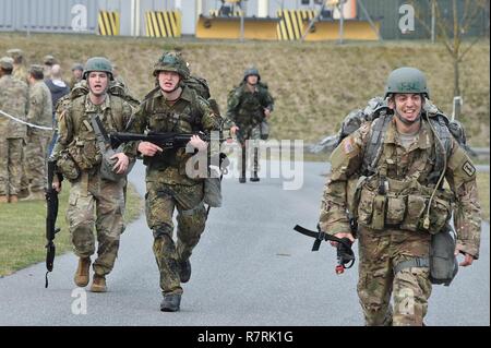 Les soldats des différentes nations mener un ruck mile 12 mars au cours de l'Armée américaine sur le terrain par les experts de l'Europe 2017 Badge médical (EFMB) concours, organisé par le 212e, 30e de l'Hôpital de soutien au combat de la brigade médicale, à la 7ème commande d'entraînement de l'Armée Formation Grafenwoehr, Allemagne, le 30 mars 2017. 215 candidats de 11 pays, s'efforcer de l'insigne au cours des cinq jours de défi. L'EFMB renforce la concurrence des compétences individuelles des soldats et renforce les liens avec les alliés et partenaires. Banque D'Images