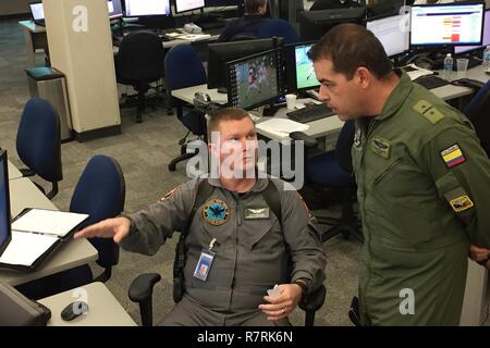 Le Lieutenant-colonel de l'armée de l'air colombienne Ernesto Gomez (à droite) discute avec des opérations aériennes de l'aviation de patrouille Georgia State Trooper Division 1re classe James Allen à l'Agence de gestion des urgences de la Géorgie à Atlanta, en Géorgie, au cours d'une visite de l'état d'opérations d'urgence le 30 mars 2017. Gomez, et quatre autres officiers de l'armée colombienne, ont passé la semaine à visiter plusieurs sites au cours de l'exercice avec le gardien vigilant de la Caroline du Sud Garde Nationale comme une partie de l'État Programme de partenariat. Banque D'Images